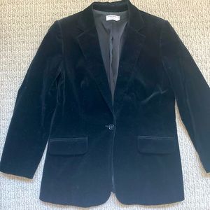 Frame velvet one-button jacket, back vent.  Two pocket flaps on front of jacket.